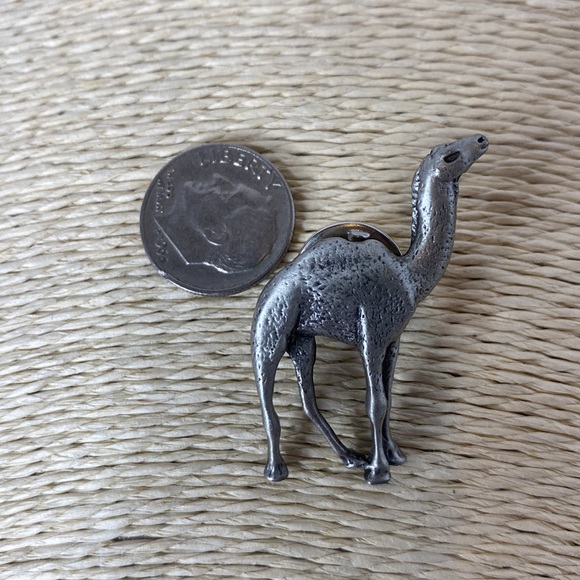 Camel animal lapel pin - Picture 4 of 5
